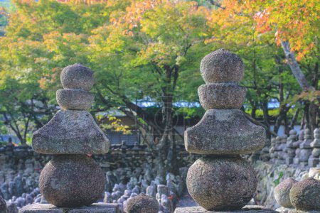 Téléchargez les photos : Statue de Bouddha dans un jardin zen Adashino Nenbutsu ji 2 Nov 2013 - en image libre de droit