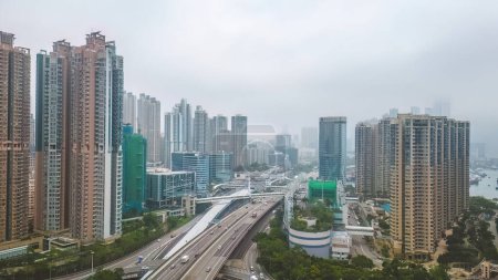 Téléchargez les photos : Les appartements de grande hauteur denses à Tai Kok Tsui, HK 22 avril 2023 - en image libre de droit