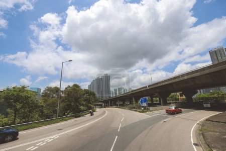 Téléchargez les photos : 4 mai 2023 autoroute avec paysage urbain, la vue sur la rue à HK - en image libre de droit