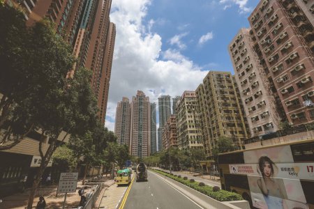Téléchargez les photos : 4 mai 2023 autoroute avec paysage urbain, la vue sur la rue à HK - en image libre de droit