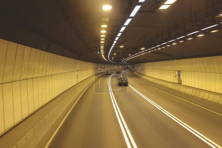 Téléchargez les photos : Autoroute avec tunnel, l'autoroute à hk 4 mai 2023 - en image libre de droit