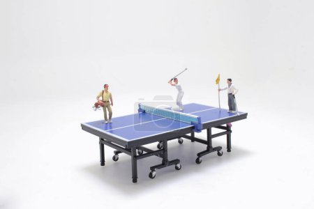 Téléchargez les photos : La figure jouer au golf sur la table de ping-pong - en image libre de droit