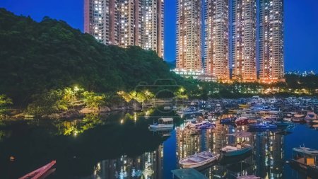 Téléchargez les photos : Vue de nuit de Junk Bay à Tseung Kwan O, Hong Kong. - en image libre de droit