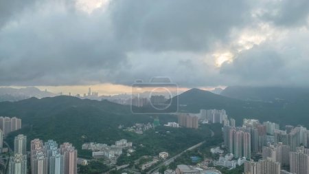 Téléchargez les photos : Faire place à l'horizon urbain de Tseung Kwan O, 29 mai 2022 - en image libre de droit