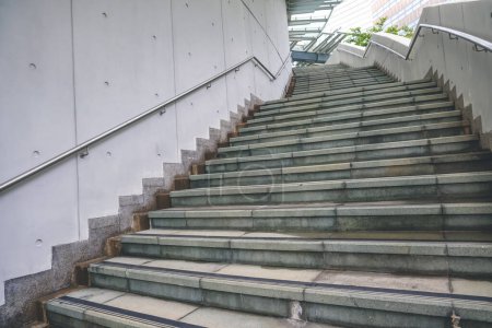 Foto de Escalera de hormigón gris en la calle en la entrada 9 de junio 2023 - Imagen libre de derechos
