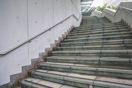 Téléchargez les photos : Escalier en béton gris dans la rue à l'entrée 9 juin 2023 - en image libre de droit