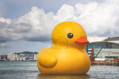 Téléchargez les photos : Charme bizarre et amusement maritime, canard géant en caoutchouc à HK, 9 juin 2023 - en image libre de droit