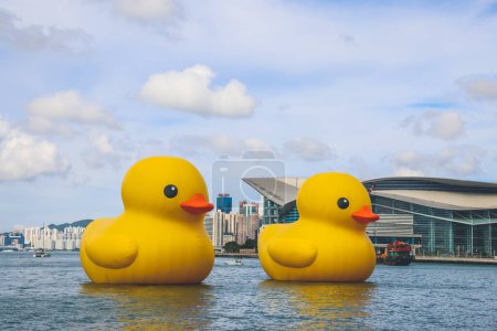 Foto de Quirky Charm y diversión marítima, Pato de goma gigante en HK, 9 de junio 2023 - Imagen libre de derechos