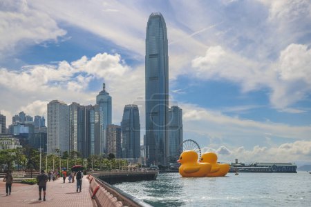 Téléchargez les photos : Charme bizarre et amusement maritime, canard géant en caoutchouc à HK, 9 juin 2023 - en image libre de droit