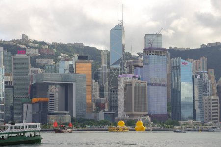 Téléchargez les photos : Une œuvre d'art en caoutchouc géant de canard revient à HK à l'Amirauté Promenade, Juin 9 2023 - en image libre de droit