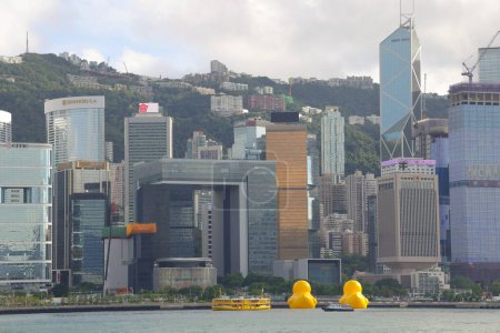 Foto de Una obra de arte de pato de goma gigante regresa a HK en Admiralty Promenade, 9 de junio de 2023 - Imagen libre de derechos
