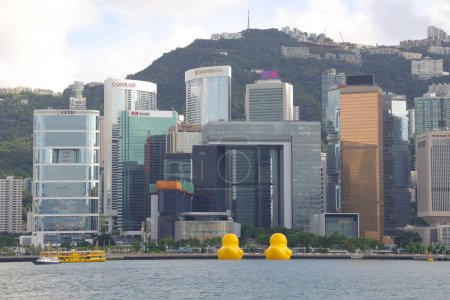 Téléchargez les photos : Une œuvre d'art en caoutchouc géant de canard revient à HK à l'Amirauté Promenade, Juin 9 2023 - en image libre de droit