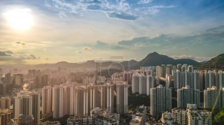 Téléchargez les photos : Coucher de soleil de Kowloon Est, embrasser la sérénité et la beauté, 11 juin 2023 - en image libre de droit