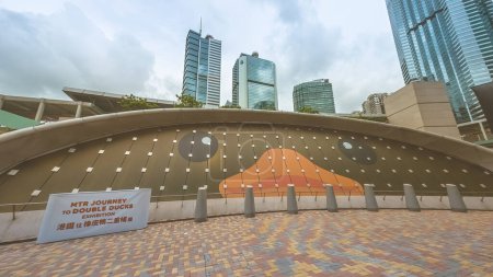 Téléchargez les photos : MTR Admiralty Station Oeuvre d'art : Célébration de l'affichage de canard en caoutchouc emblématique Juin 8 2023 - en image libre de droit