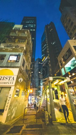 Téléchargez les photos : Night Central, Hong Kong, Un pays des merveilles urbain animé après la tombée de la nuit, 8 juin 2023 - en image libre de droit