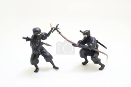 Téléchargez les photos : La figurine ninja japonaise sur fond blanc - en image libre de droit