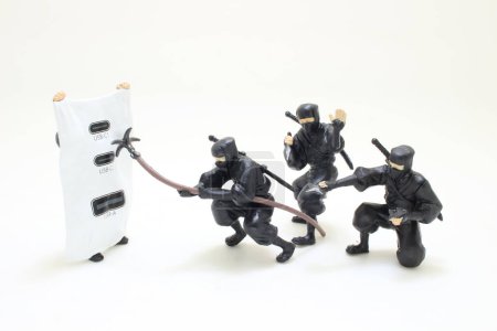 Téléchargez les photos : La figurine ninja japonaise sur fond blanc - en image libre de droit