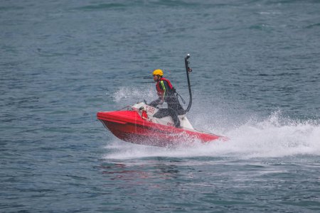 Téléchargez les photos : Personne sur un jet ski dans l'eau, peinture aérographe, 18 juin 2023 - en image libre de droit