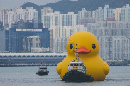 Foto de Pato de goma gigante trae alegría, sonríe dondequiera que flota, 18 de junio 2023 - Imagen libre de derechos