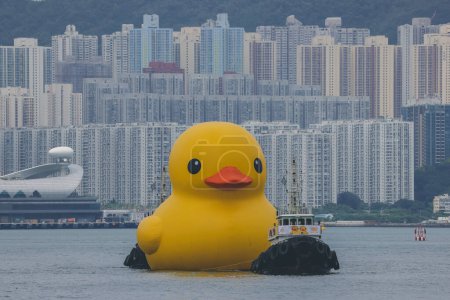 Foto de Pato de goma gigante trae alegría, sonríe dondequiera que flota, 18 de junio 2023 - Imagen libre de derechos