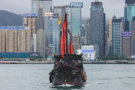 Téléchargez les photos : 18 juin 2023, le port de Hong Kong avec jonque touristique - en image libre de droit