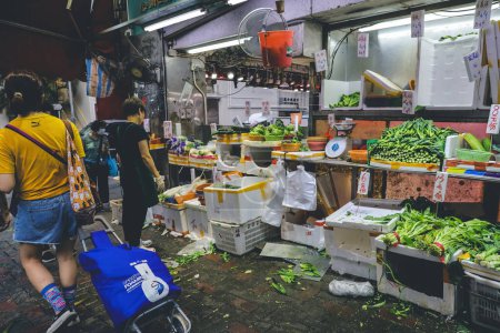 Téléchargez les photos : L'atmosphère vibrante du marché humide de Kwun Tong, le 21 juin 2023 - en image libre de droit