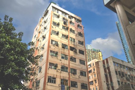 Foto de Un viejo bloque residencial en kwun tong, 21 de junio 2023 - Imagen libre de derechos