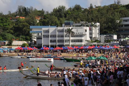 Téléchargez les photos : 22 juin 2023, la course du festival des bateaux Dragon sur la plage Stanley - en image libre de droit