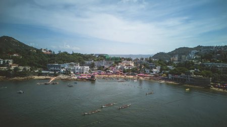Téléchargez les photos : 22 juin 2023, la course du festival des bateaux Dragon sur la plage Stanley - en image libre de droit