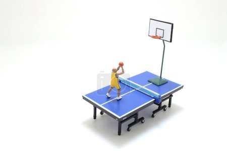 Téléchargez les photos : Plaisir de joueur de basket-ball figure sur table de ping-pong - en image libre de droit