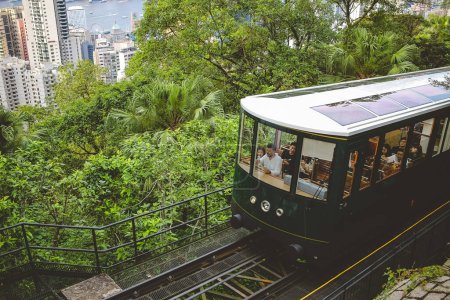 Téléchargez les photos : 26 juin 2023 Spectaculaire trajet en tramway jusqu'au plus haut sommet de Hong Kongs - en image libre de droit