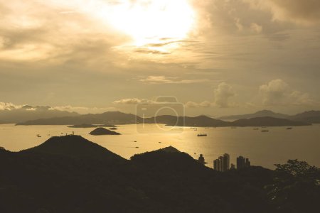 Téléchargez les photos : Coucher de soleil captivant à l'ouest du port de Hong Kong, 26 juin 2023 - en image libre de droit