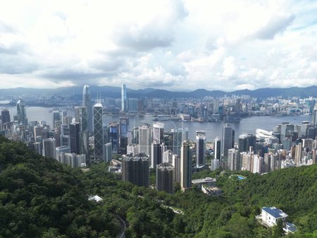 Téléchargez les photos : Un gratte-ciel imposant de Victoria Peak hk, 26 juin 2023 - en image libre de droit