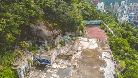 Téléchargez les photos : Les ruines de la villa au sommet, hk, 26 juin 2023 - en image libre de droit