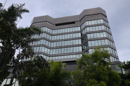 Téléchargez les photos : Un immeuble de bureaux le jour, quartier TST, 1er juillet 2023 - en image libre de droit