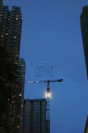 Téléchargez les photos : La pleine lune derrière la grue du site, 1er juillet 2023 - en image libre de droit