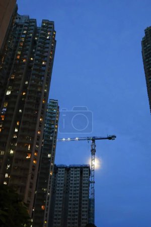 Foto de La luna llena detrás de la grúa del sitio, Julio 1 2023 - Imagen libre de derechos