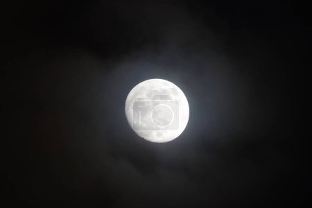 Foto de Una luna fatigada de cerca, luna gigantesca - Imagen libre de derechos