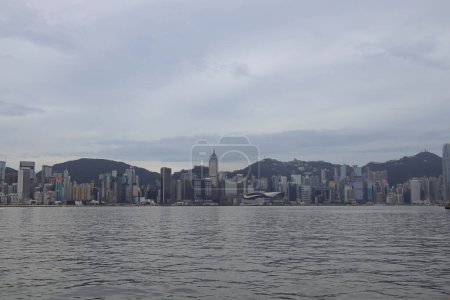 Foto de HK skyline panorama desde el otro lado de Victoria Harbor. Julio 1 2023 - Imagen libre de derechos