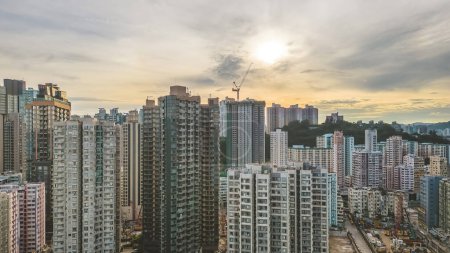 Téléchargez les photos : Une vue des bâtiments à To Kwa Wan, le 1er juillet 2023 - en image libre de droit