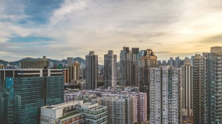 Téléchargez les photos : Une vue des bâtiments à To Kwa Wan, le 1er juillet 2023 - en image libre de droit