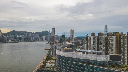 Foto de El horizonte de Hong Kong y el puerto de Victoria. Julio 1 2023 - Imagen libre de derechos