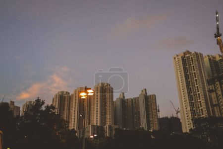 Téléchargez les photos : Immeuble Hong Kong dans quartier résidentiel 6 juillet 2023 - en image libre de droit