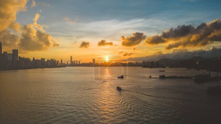 Téléchargez les photos : Skyline de HK dans l'après-midi au-dessus du port de Victoria, 6 juillet 2023 - en image libre de droit