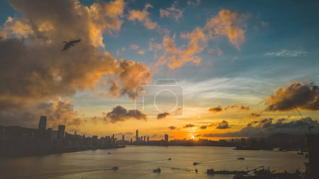 Foto de HK skyline por la tarde sobre Victoria Harbour, 6 de julio de 2023 - Imagen libre de derechos