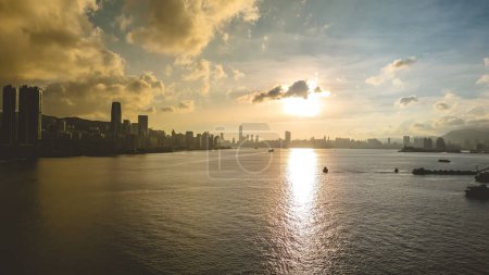 Téléchargez les photos : Skyline de HK dans l'après-midi au-dessus du port de Victoria, 6 juillet 2023 - en image libre de droit