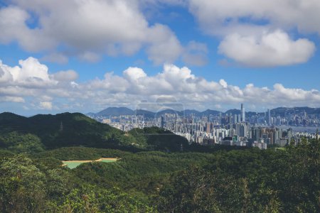 Foto de Mezcla armoniosa de elementos naturales urbanos, embalse de Kowloon 8 de julio de 2023 - Imagen libre de derechos