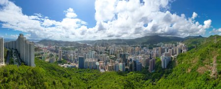Foto de La mezcla única de zonas residenciales e industriales en Hong Kong, 8 de julio de 2023 - Imagen libre de derechos