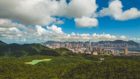 Foto de Armonía de paisajes urbanos y naturales en Hong Kong 8 de julio de 2023 - Imagen libre de derechos