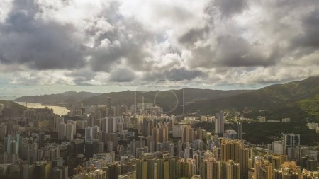 Foto de La mezcla única de zonas residenciales e industriales en Hong Kong, 8 de julio de 2023 - Imagen libre de derechos